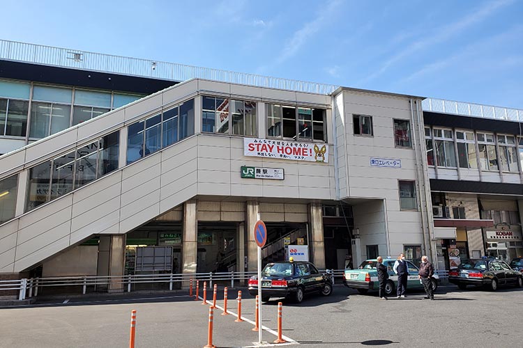 ①JR蕨駅東口を出ます