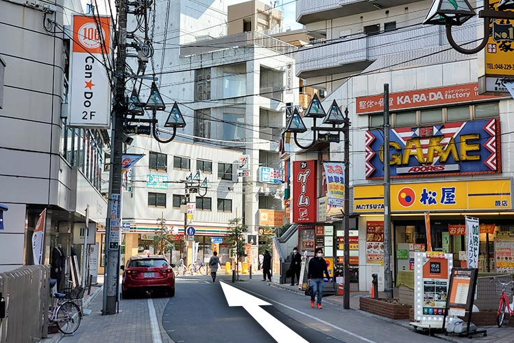 ③矢印の方向へ進みます。