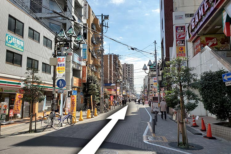 ④東口一番街に沿って右手に進みます。