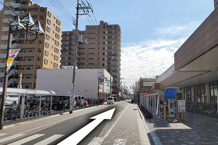 ⑤矢印の方向へ進みます。
